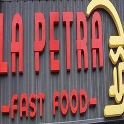 LA PETRA fast food logo