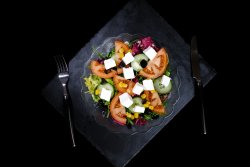 Salată cu brânză image