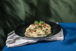 Tocăniță de iepure gătită lent (fricassée) cu piure de cartofi image