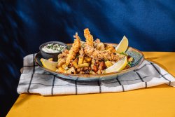 Frito miso cu tentacule de calamar și creveți tempura image