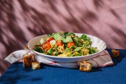Salată cu pui și avocado image