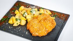 Șnițel de pui cu cartofi pai/wedges/chips image