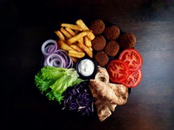 Doner falafel la farfurie image