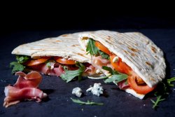Piadina cu prosciutto crudo și gorgonzola image