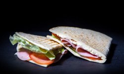 Piadina cu şuncă și mozzarella image
