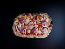 Pinsa Prosciutto e Funghi image
