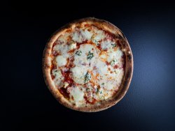 Pizza Quattro Formaggi e Chorizo image