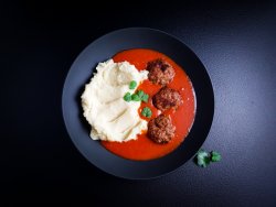Chifteluțe în sos tomat image