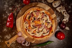 Pizza prosciuto e funghi image
