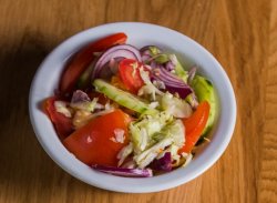 Salată de legume proaspete asortate image