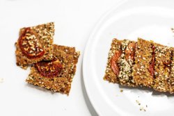 Pâine – Crackers seminţe de cânepă şi roşii – raw image