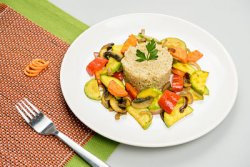 Quinoa cu legume la tigaie  - vegan image