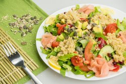 Salată energizantă cu quinoa, seminte, avocado+sos lămâie, ulei de măsline extravirgin  – raw image