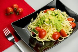 Spaghetti cu avocado şi roşii cherry – raw image