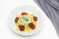Spaghetti pesto şi roşii deshidratate – raw image