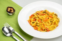 Spaghetti din orez cu ciuperci shiitake, opţional picant  - vegan image