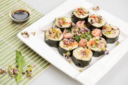 Sushi cu quinoa, avocado și legume - raw-12 buc image