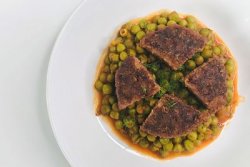 Beyond Meat cu Mazăre şi sos de roşii - vegan image