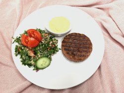 Beyond Meat cu tabbouleh, quinoa & Sos de muştar şi caju- vegan image
