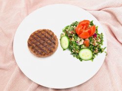 Beyond Meat  cu tabbouleh şi quinoa- vegan image
