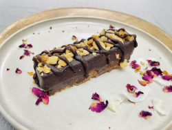 Snickers invelit in ciocolata cu arahide - raw image