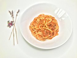Spaghetti din orez cu sos bolognese - vegan image