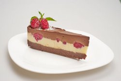 Tort ciocolată, vanilie şi zmeură – raw image