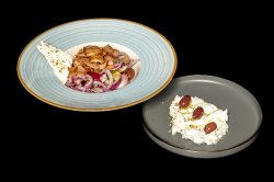 Salată Grecească cu carne de Gyros și dresing Tzatziki image