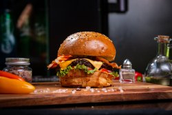 Hamburger de vită Black Angus, cheese & bacon image