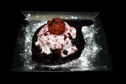 Papanaş cu dulceaţă şi smântână image