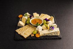 Platou de brânzeturi fine image