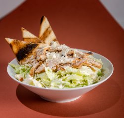 Salată Caesar cu Pui & Parmezan image