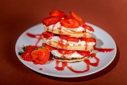 Pancakes cu mascarpone și căpșuni image