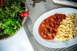 Papricaș de pipote de rață cu găluște sau mămăliguță image
