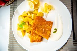 File de şalău în crustă de parmezan, cartofi cu unt și sos de lămâie image