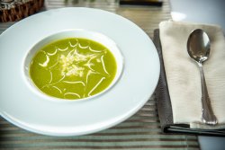 Supă cremă de broccoli cu roquefort şi crutoane image