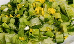 Salată verde tocată cu avocado și ierburi aromate image