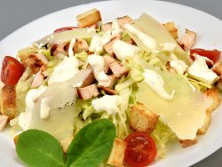 Salată Cezar Cu piept de pui image