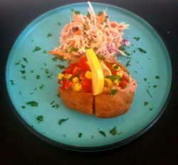 Cartof Jacket cu ton, maioneză, porumb și salată coleslaw image