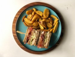 Club sandwich velo cu cartofi wedges image