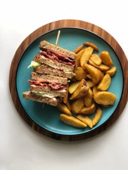 Sandwich toast bacon, salată, roșie cu cartofi wedges image