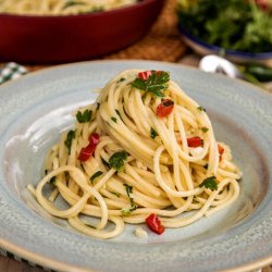 Spaghetti aglio olio e peperoncino image