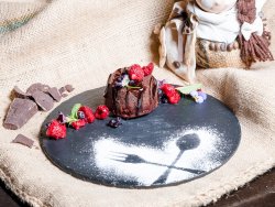 Lava cake ciocolată și zmeură cu înghețată image