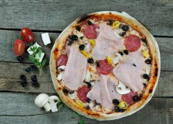 Pizza Capriciosa Medie image