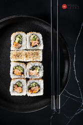 Roll cu somon crocant image