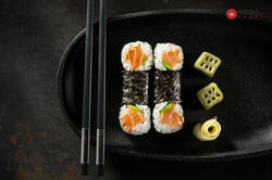Maki cu somon picant image