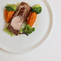 Mușchi de porc marinat cu piure de cartofi dulci și broccoli image