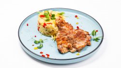 Pulpă de pasăre dezosată la grătar,risotto cu legume, salată de varză 150/200/120 g image