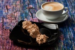 Almond meringue cookies, 100g image