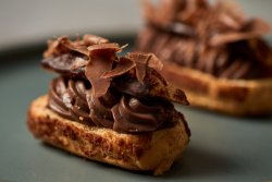 Chocolate crumble eclair, 120 gr image